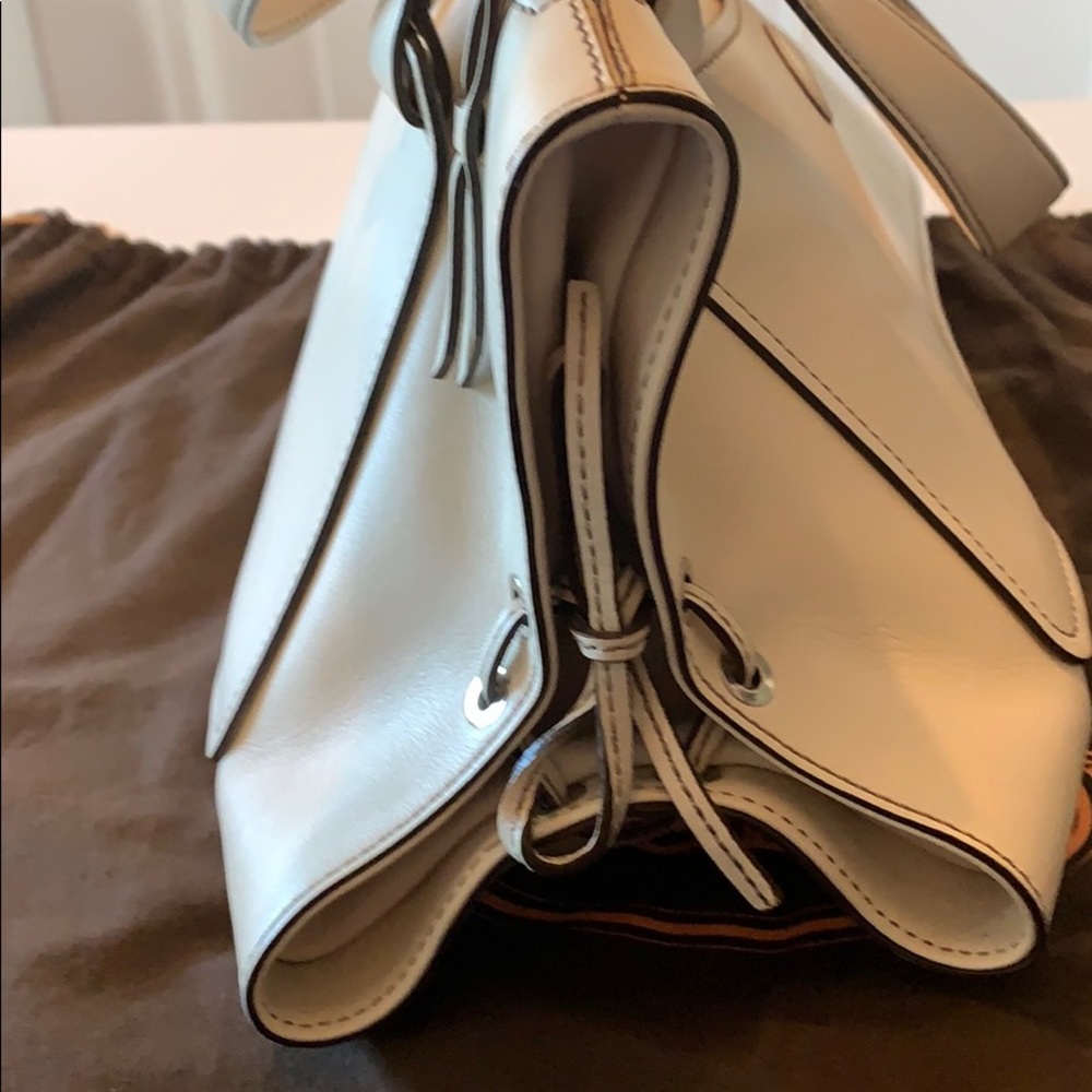 Tod’s Vintage Beige Leather Handbag - Picture 8 of 16